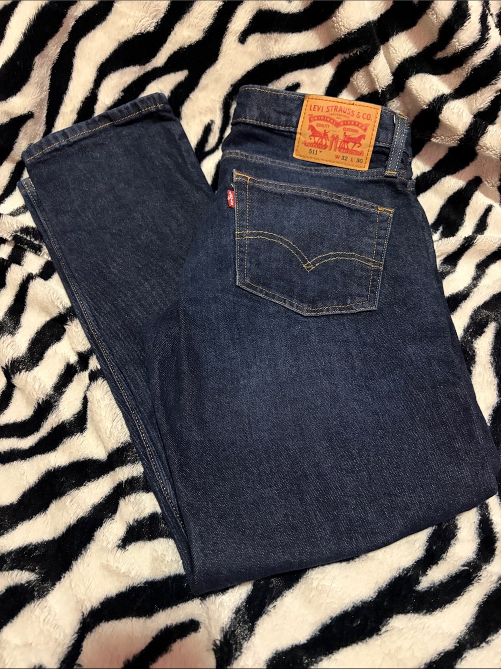 511 Levi's Men's Dark Blue Jeans - Classic Straight Fit
